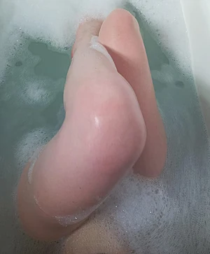 Soft-bodied redhead always in the tub. Try me out 🆓