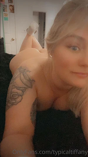 Love my blonde look, but it would be better if you had it in your hands pulling it