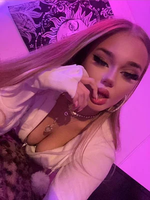 Would you fuck this pretty face ? 😅💖 link down below ⬇️ https://onlyfans.com/adriana06xox