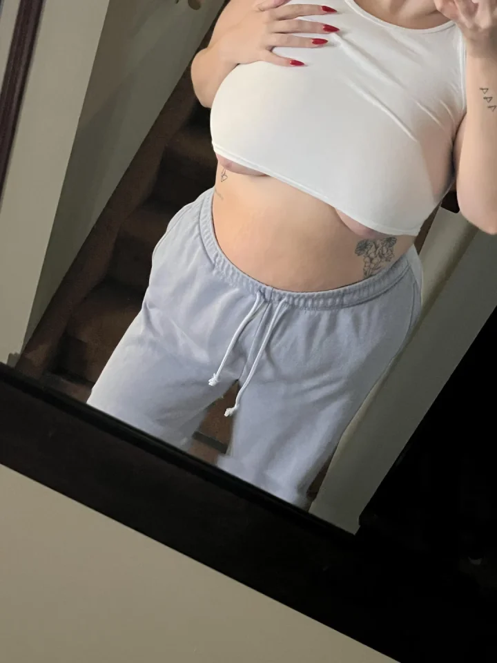 Hand on own stomach picture of Lizzy