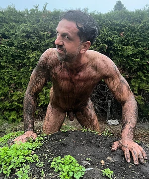 Who wants to play in the mud with me?