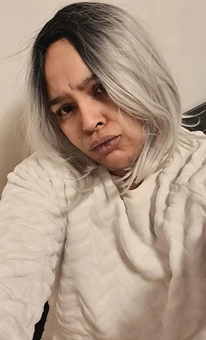 A warm sweater, a little pout… Waiting for someone to make it warmer. 🤍