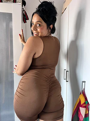 looking for the right pleasure, the one I deserve with my delicious booty