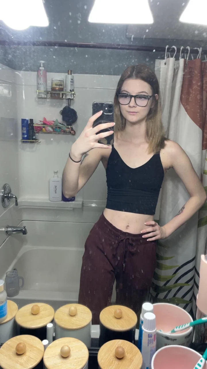 Light smile picture of Eliza Rowe