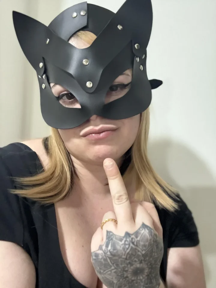 Hand up picture of ADA ✨ ❘ LATINA BBW FEMDOM FINDOM