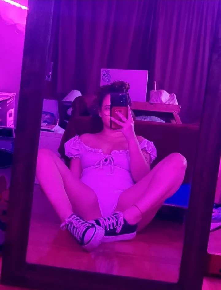 Hand up picture of 𝑩𝒂𝒓𝒃 💋 Spoiled princess 💖😈