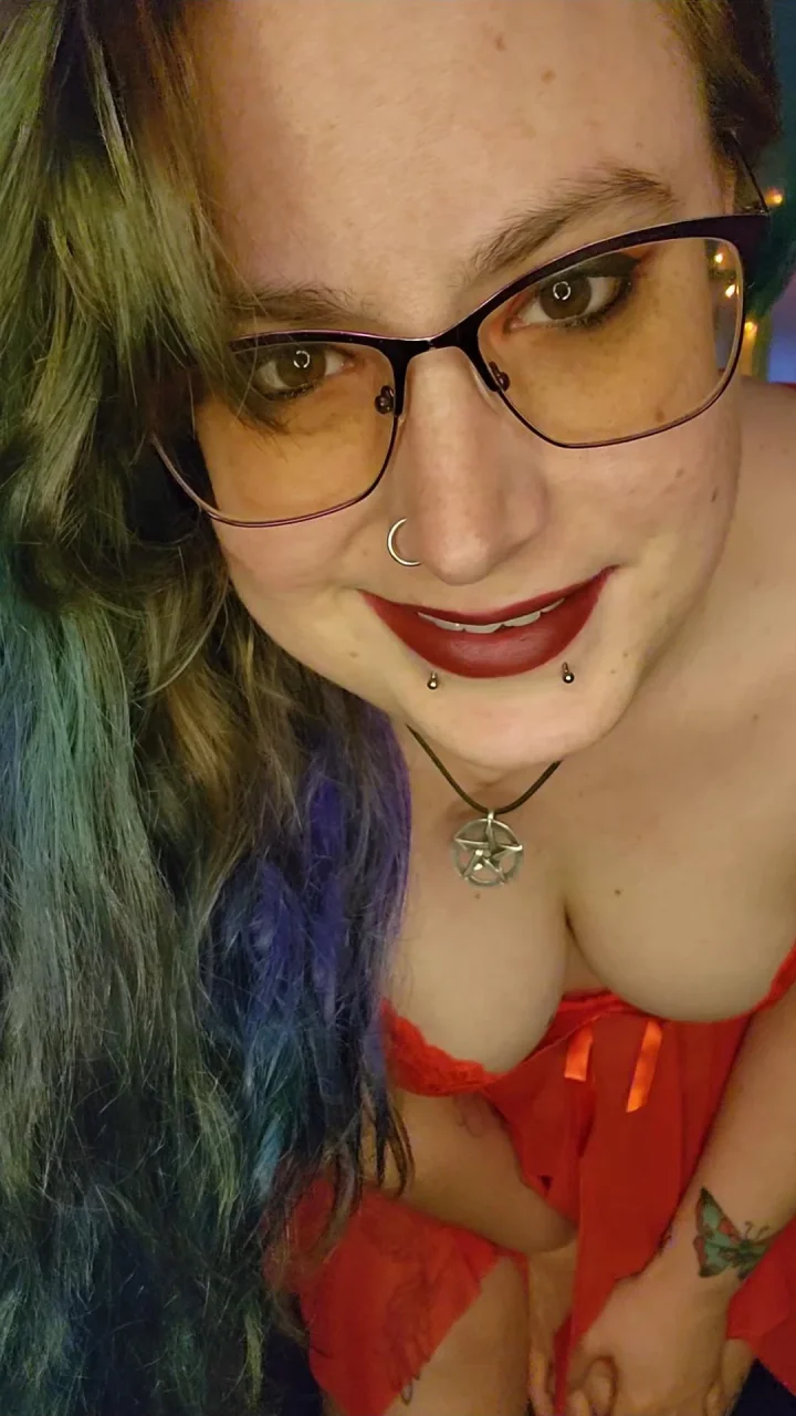 Black framed eyewear picture of Miss Evie