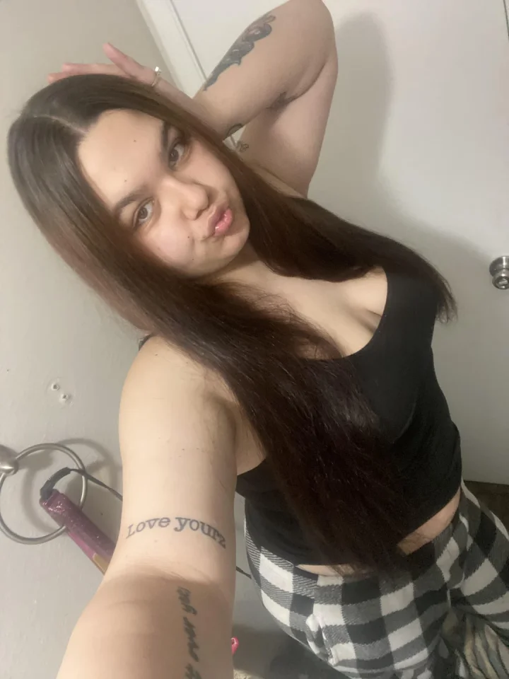Outstretched arm picture of Mommy 🌶️