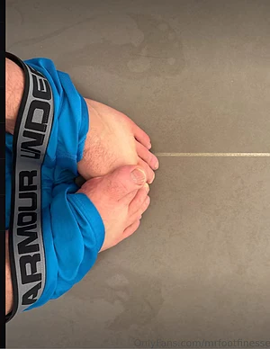 wanna lick those toes🐾⁉️