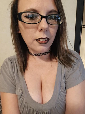 A little Tittie Tuesday tease before mom duties kicked back in 😈