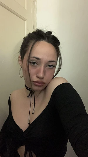 In my onlyfans I took off my blouse and started playing with my tits, as always I ended up very horny
