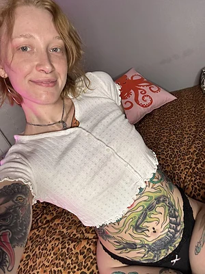 no makeup β
no bra β
no pants β