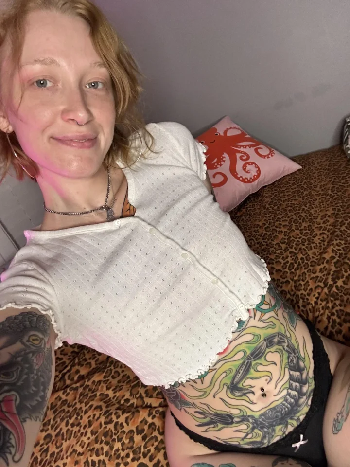 no makeup ✅ no bra ✅ no pants ✅