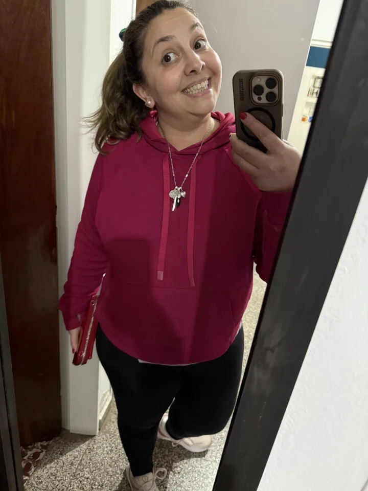 Mirror mirror, sporty vibe ponytail up, smile on—weekend mood is here! Ready for plans, ready for fun, let’s start it right!!!