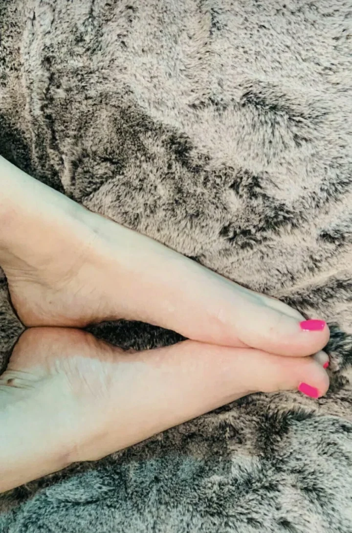 Barefoot picture of Kristy