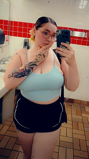 Just a thicc mama who likes to show off 😜 come see what I'm about 😘
