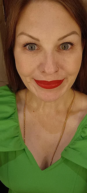 Bored British housewife. Would you like my lipstick all over your cock?