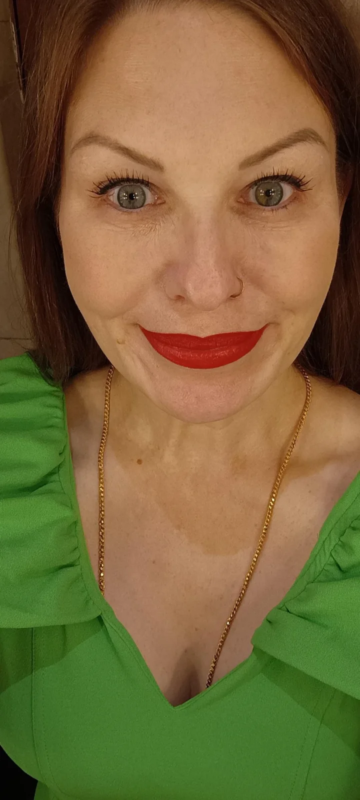 Bored British housewife. Would you like my lipstick all over your cock?