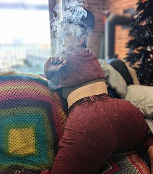 Have a pretty big ass 🍑 and an even bigger smoking kink🍃😘 come say hi!