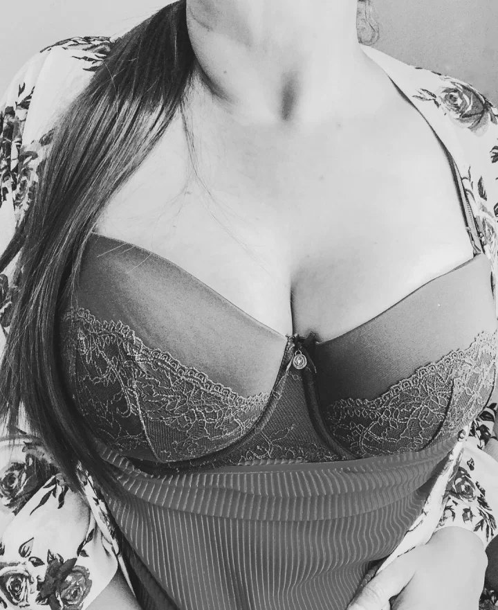 Lace trimmed bra picture of missode 🍒