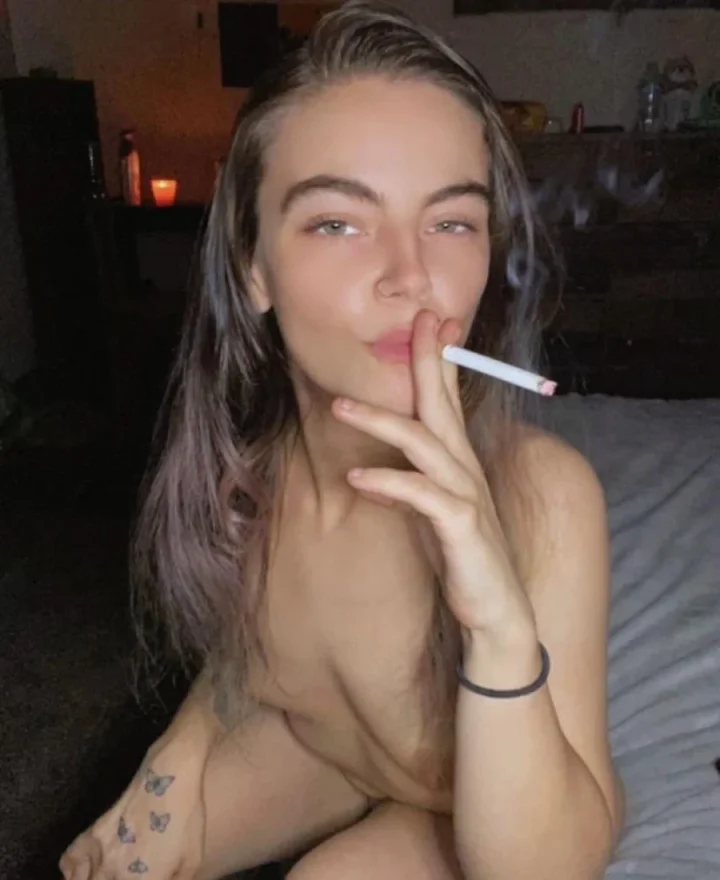 Hand on own knee picture of 𝒩ℯ𝓁𝓁𝒾ℯ✨ Top 7% 😈