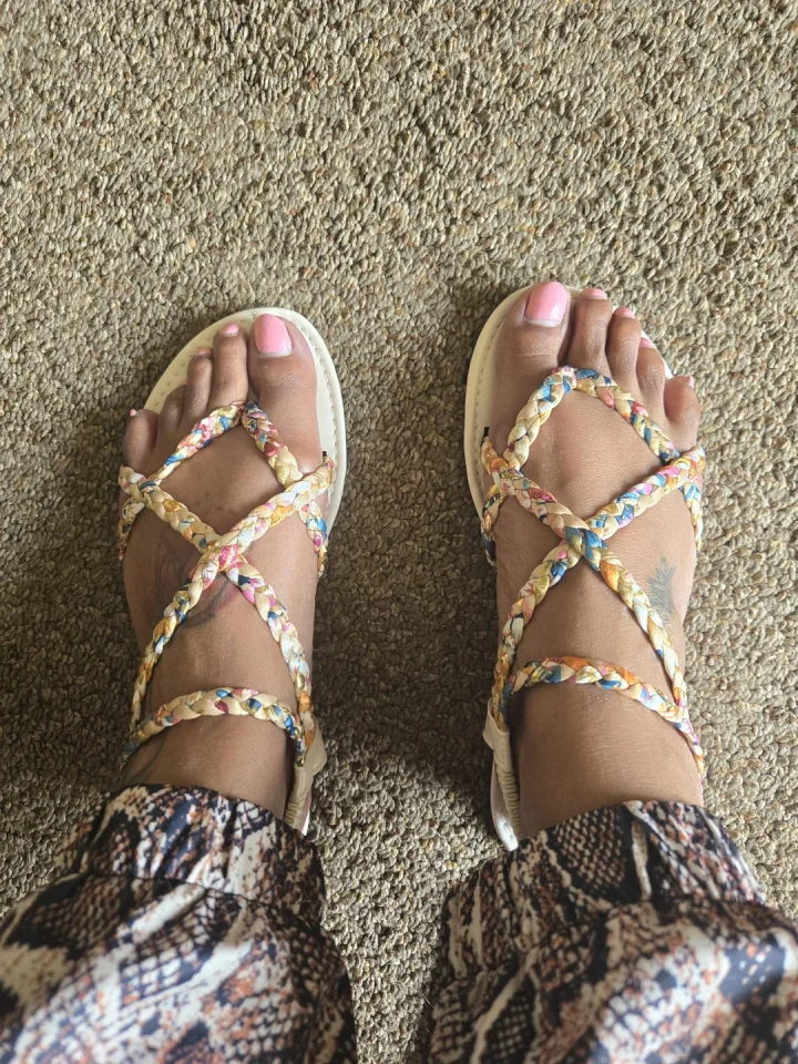 Foot focus picture of Carameltoesies