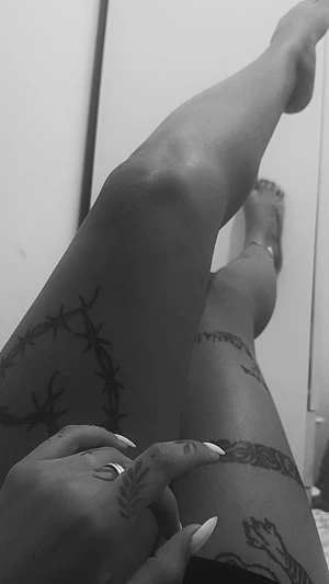Dare to imagine the rest… 😈🖤