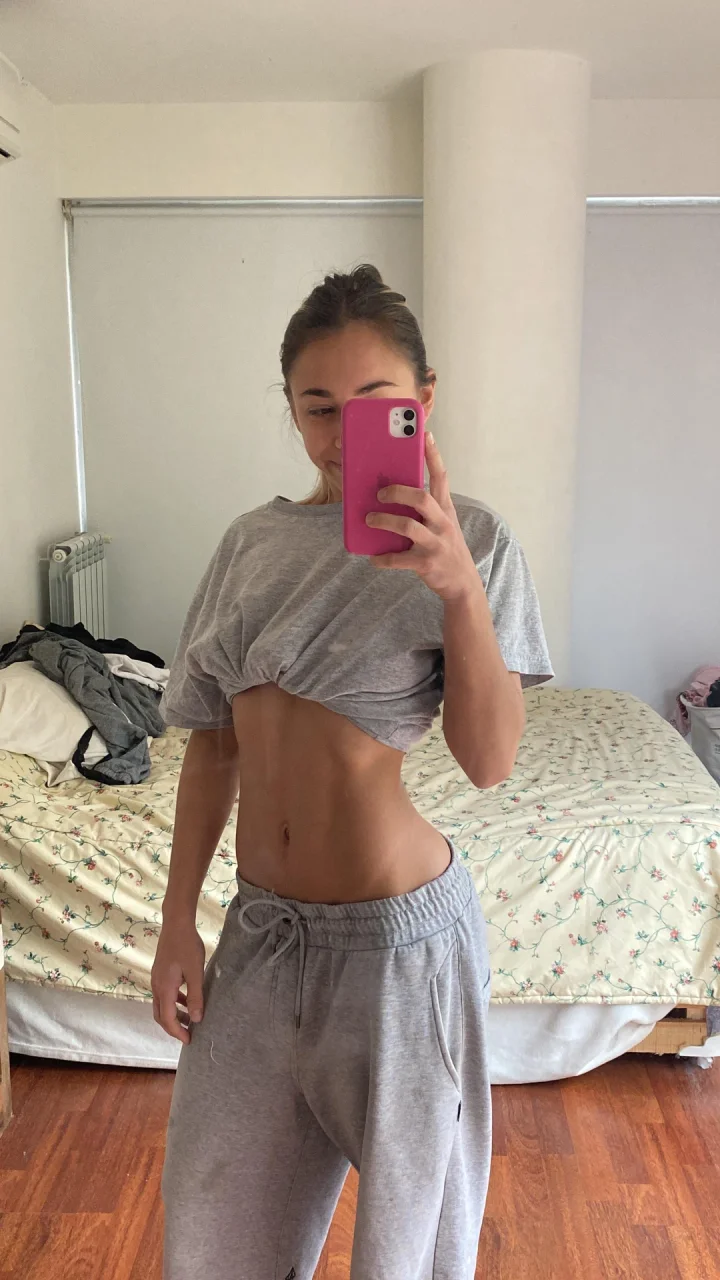 I like men in grey tracksuits for a very special reason...😏 – Haltend Foto von brianna (@lilbabybrianna)