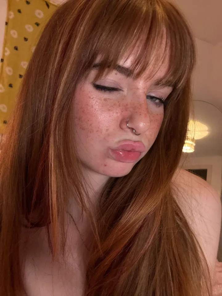 I did my hair for you, now come kiss me hehe – Lippen Foto von Kat (@cheekykatx)