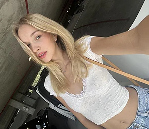 hiiii everyonee!! just me enjoying the weather lol, how are uuuu 💗🦋 do u like my top? 🩷🙈