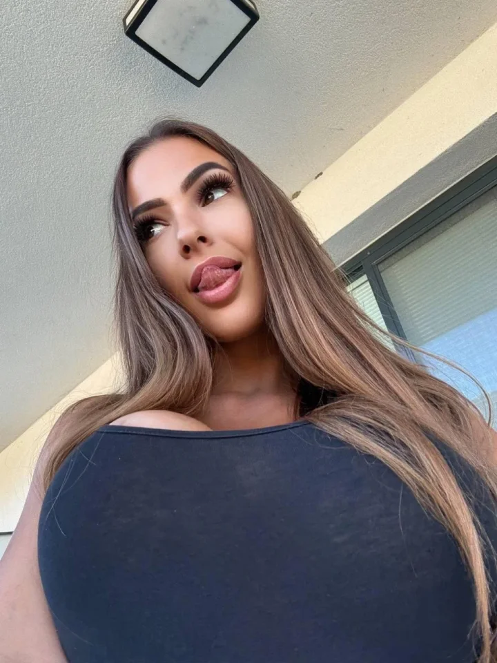 This angle was made to tease you – Mascara picture of Zoe (@zoexhill)