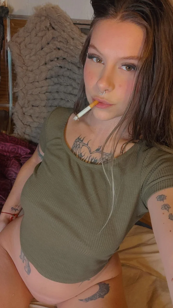 Let's start the weekend smoking together. Free subscription to my OF