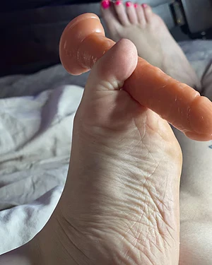 I wanna feel your warm cum dripping all over my feet..🥵