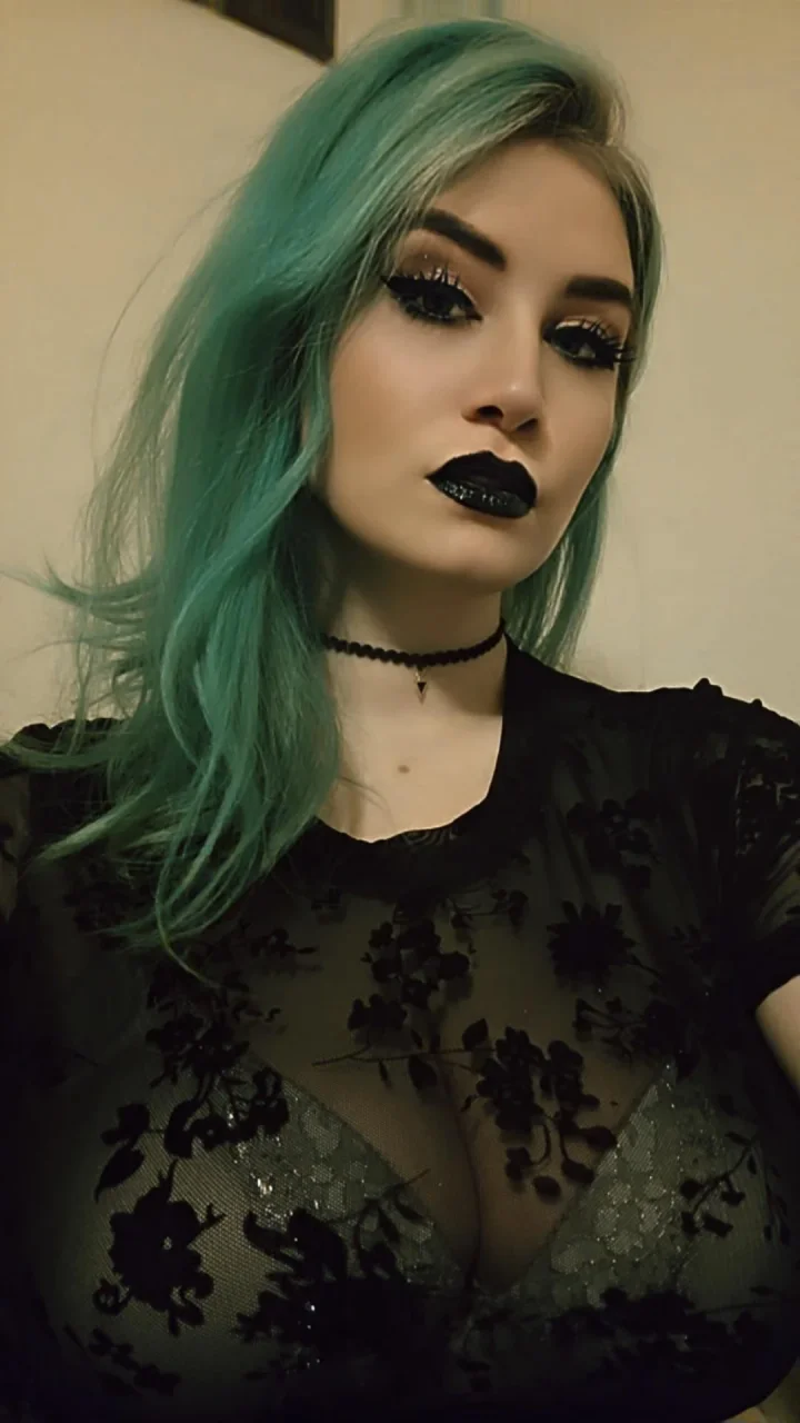 Clothes all black. Am I a nightmare or a dream? 🐦‍⬛🥀