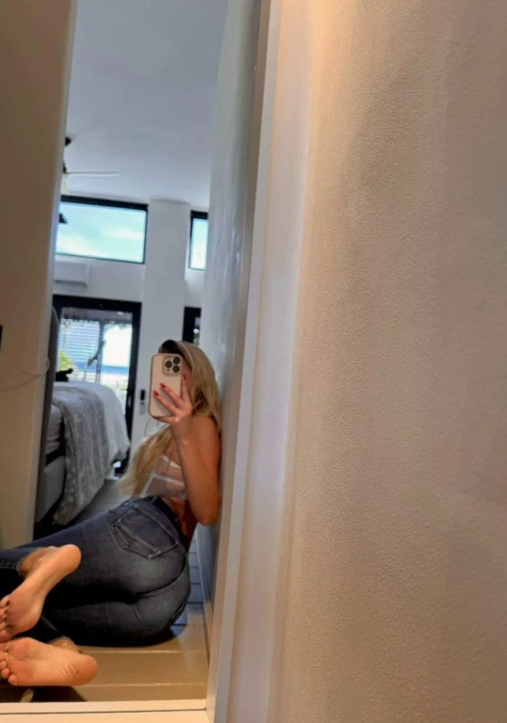 Twisted torso picture of Jenni Blue 🦋💙