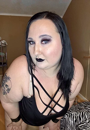 It’s night time and I’m ready to play 🖤😉