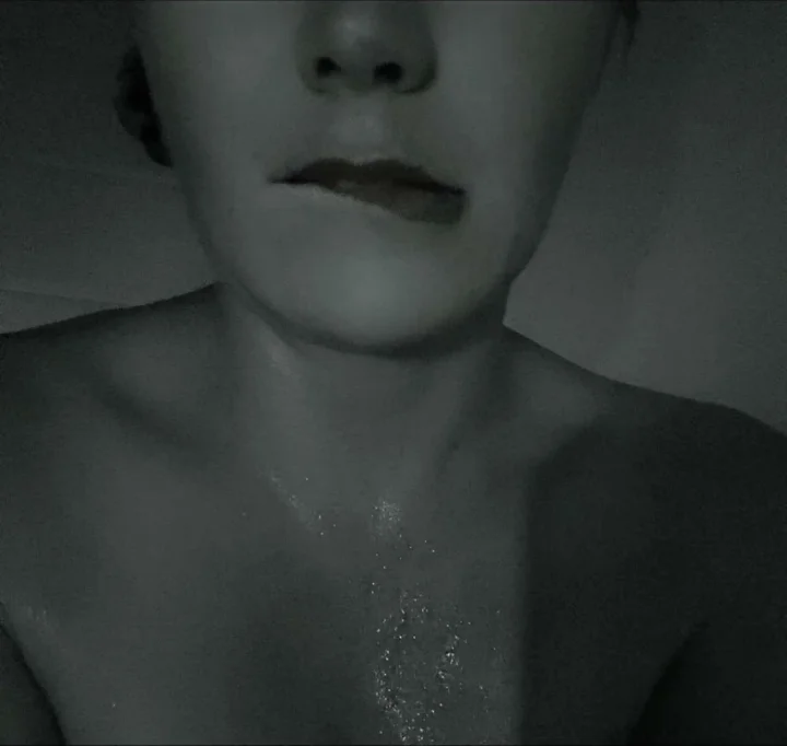 Greyscale picture of Naked_baker