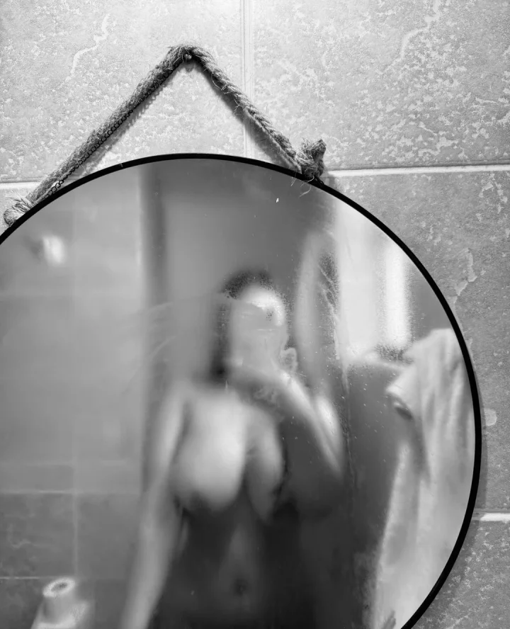 Greyscale picture of Zoe