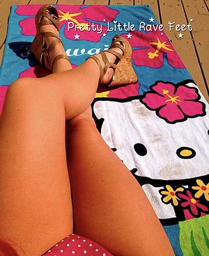 I’d be enjoying my tanning time even more if I had someone to rub my pretty feet