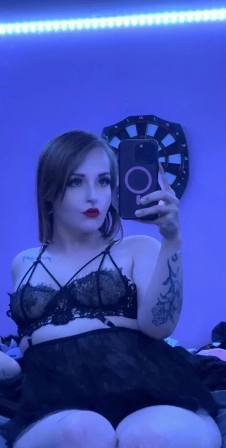 Do you like your girls pierced? 😜✨ – Selfie Foto von Kat Lo (@bruisedbodies)