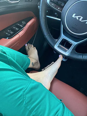 Tell me what color polish would drive you wild.😈💅🏼