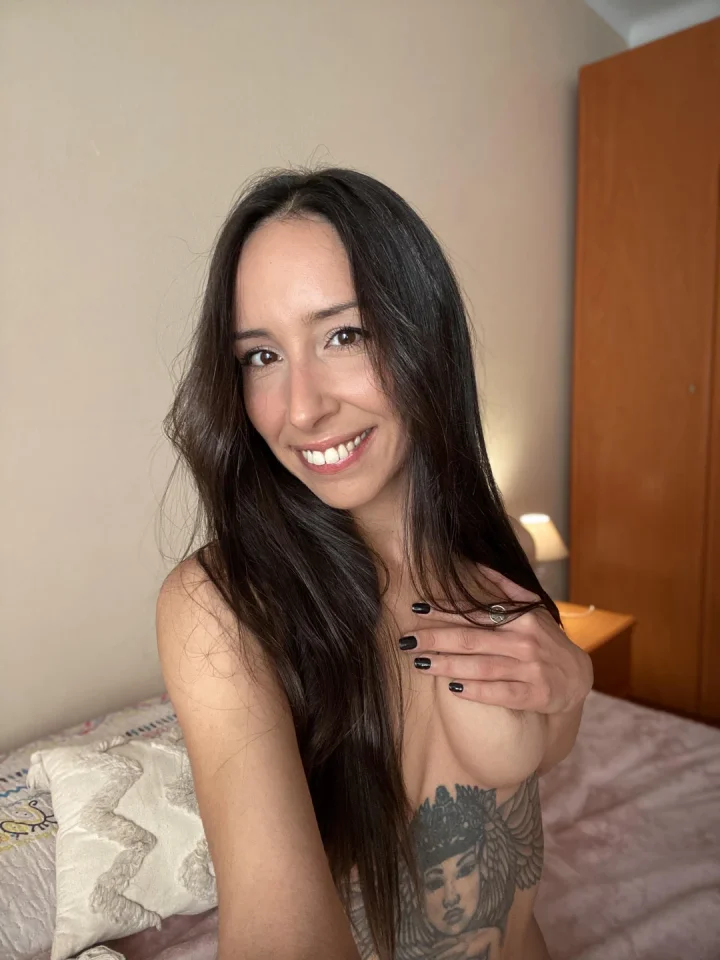 Hand on own chest picture of Alejandra💫