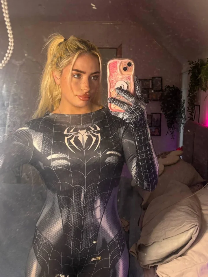 Selfie picture of Mia🕷️