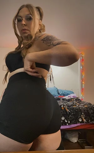 Thick thighs, FREE content, and daily posts 💋💋 link below 👇