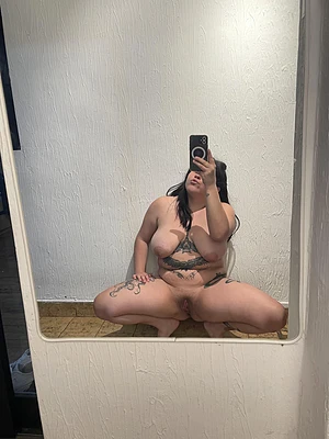 A chubby tattooed girl who wants to play a lot