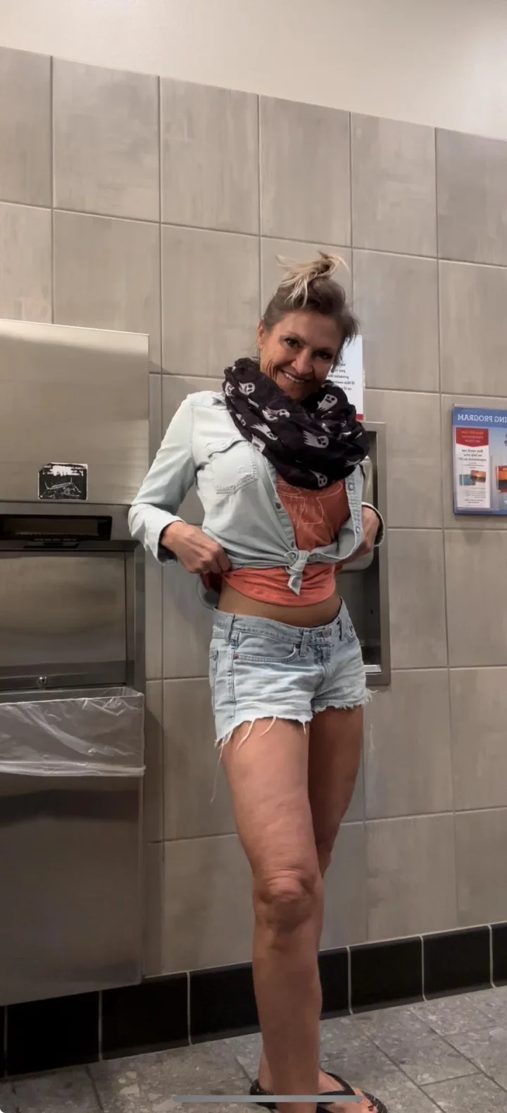 Meet mama in the restroom – Stehend Foto von KandiiSweet01