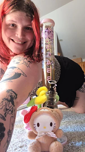 Let a tatted stoner cutie show you a good time! Cheers 🍻