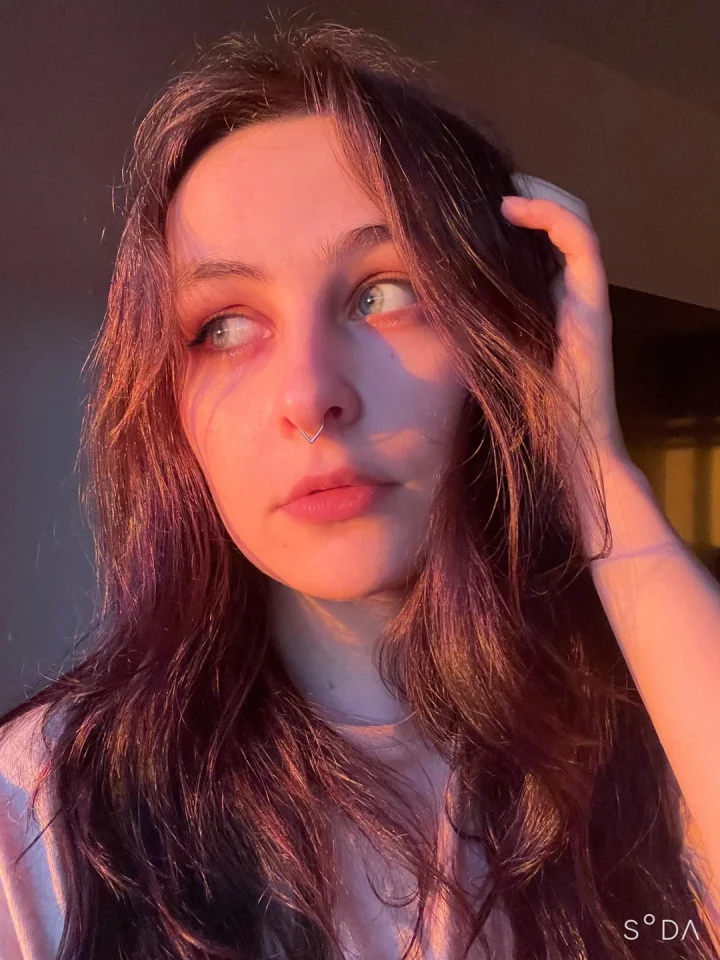 Foto Olhando para o lado de Nisa