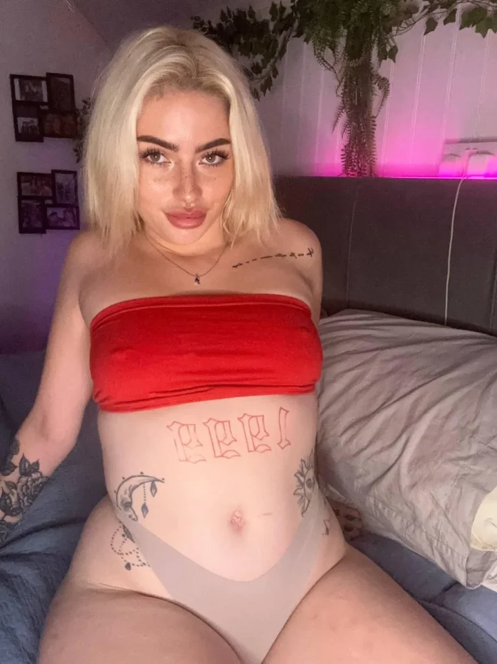 Bikini tan picture of Mia🕷️