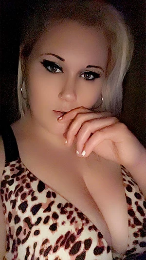 Sweet, smart, and sexy? 😘 Come talk to me on my free page 💋